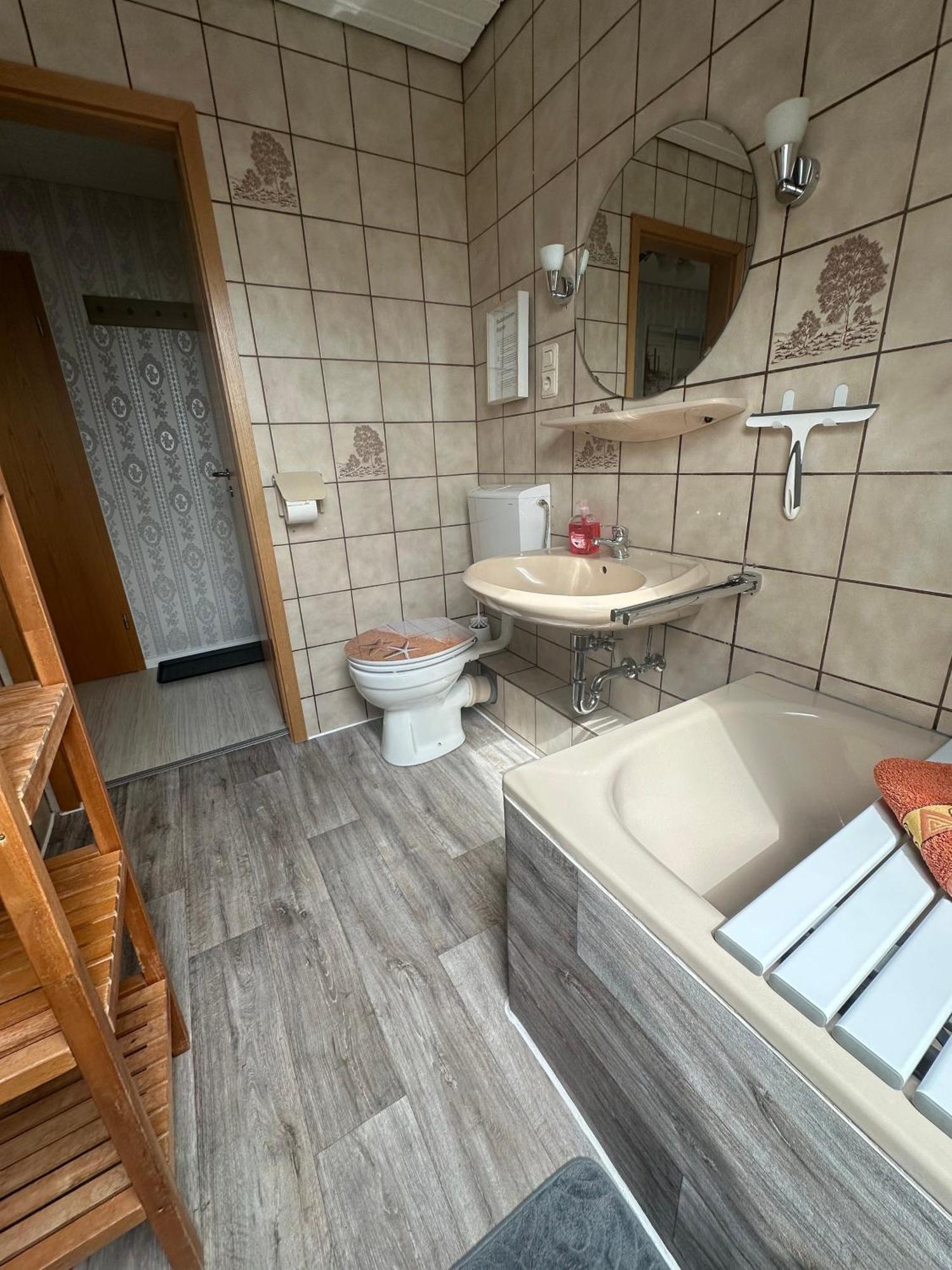 Rosenhaus Esens - Wohnung Backbord Esterno foto
